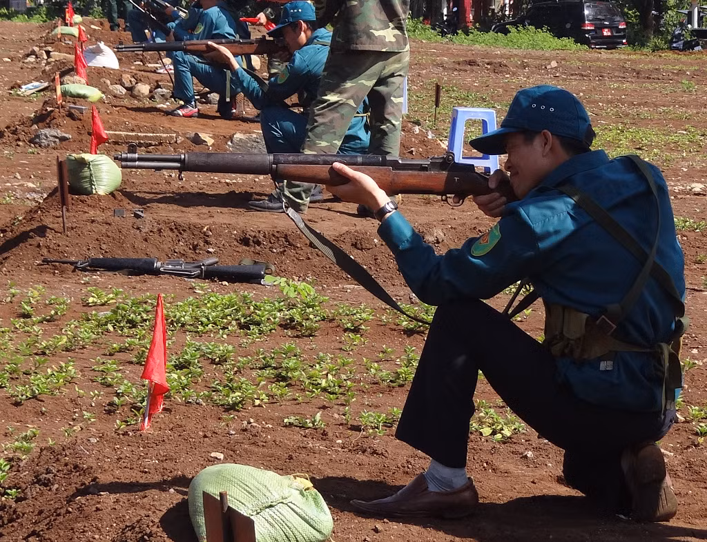 Trên thực tế việc duy trì hoạt động của M1 Garand trong biên chế Dân quân Tự vệ hiện tại khá khó khăn vì đây đã là một dòng vũ khí có tuổi đời đã khá lớn và hầu như không còn được sử dụng trong quân đội các nước trên thế giới, mặt khác chúng ta vẫn có những sự lựa chọn khác tốt hơn M1 như AR-15 hay CKC vốn phổ biến và đã được nội địa hóa trong nước. Nguồn ảnh: Báo Bình Định.