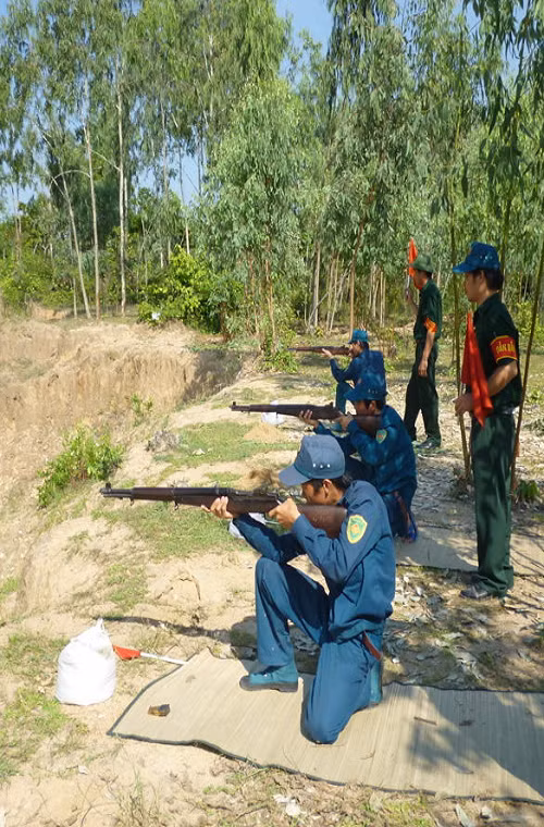 Trong ảnh là một đơn vị Dân quân Tự vệ Bình Định diễn tập bắn đạn thật với súng trường M1 Garand. Nguồn ảnh: báo Bình Định.