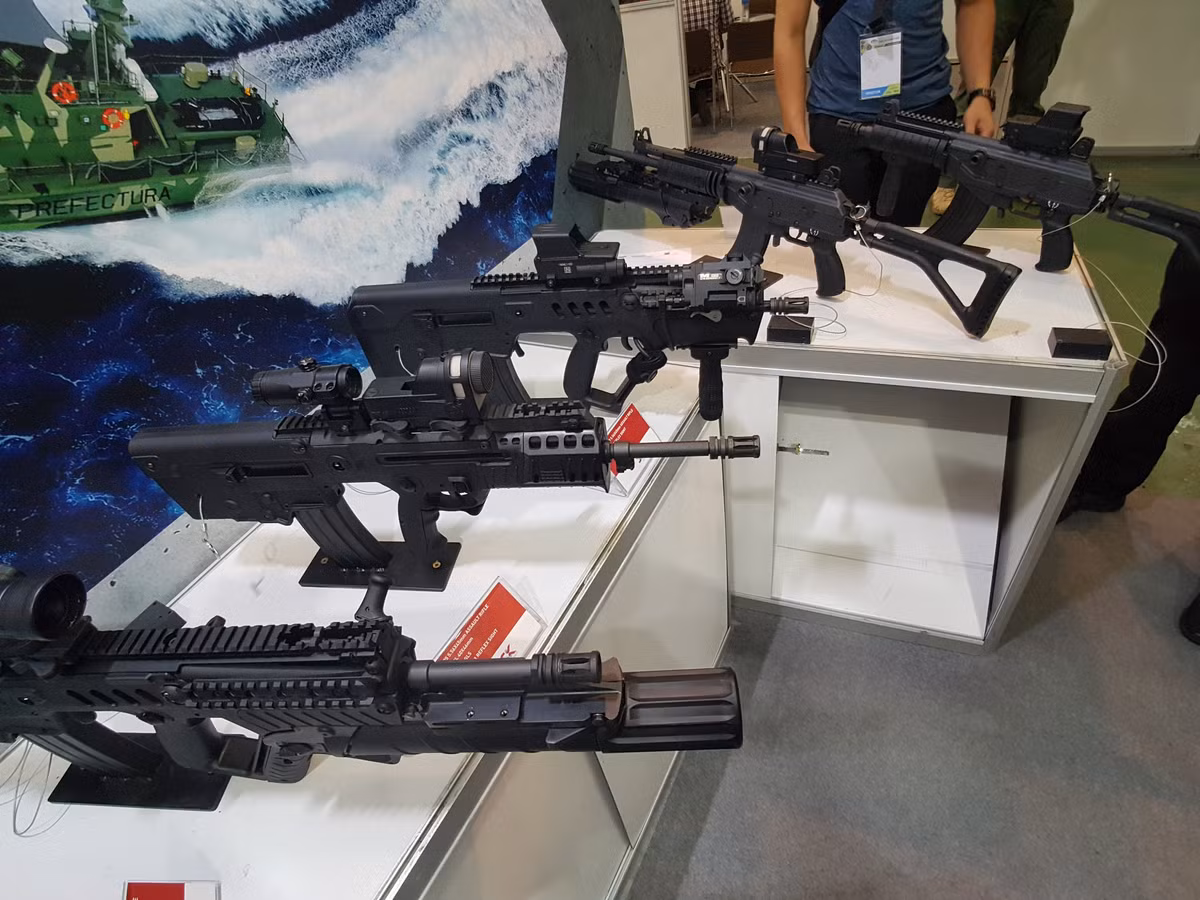 Theo đó bên cạnh dòng súng tiểu liên AK-47 và các biến thể của nó, Việt Nam đang từng bước hiện đại hóa trang bị của người lính bằng các biến thể súng trường theo các thiết kế do nước ngoài chuyển giao hoặc tự sản xuất các biến thể nội địa trong nước nhưng trường hợp của ACE 31/32 với hai biến thể nội địa STV380 và STV215.