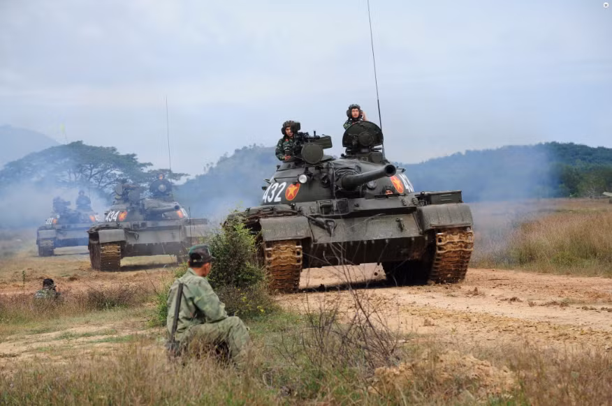Theo bảng báo cáo của Global Firepower, Lục quân Việt Nam đóng vai trò “xương sống” trong Quân đội Nhân dân Việt Nam được trang bị 1.545 xe tăng; 3150 xe bọc thép; 2.200 pháo kéo; 524 pháo tự hành và hơn 1.000 đơn vị pháo phản lực phóng loạt các loại. Nguồn ảnh: Quân khu 7
