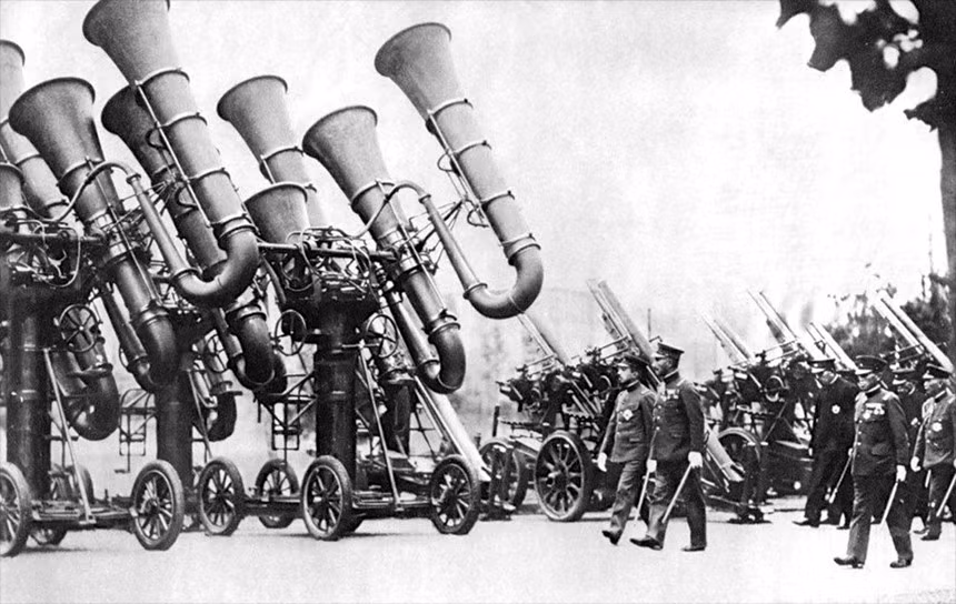 Nhật hoàng Hirohito kiểm tra kèn âm thanh của quân đội Đế quốc Nhật Bản. Thiết bị này được gọi là "kèn Tang" theo tiếng Nhật. Thoạt nhìn nó giống như chiếc kèn dùng để điều quân trong chiến tranh cổ đại hơn là thiết bị phát hiện máy bay. Ảnh: Ảnh: Rare Historical Photos.
