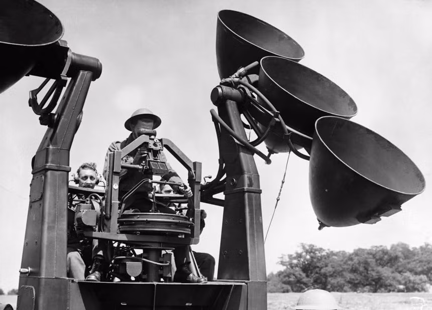 Năm 1937, Anh đưa vào thử nghiệm hệ thống radar đầu tiên trên thế giới và cho thấy hiệu quả vượt trội. Công nghệ phát hiện máy bay bằng âm thanh nhanh chóng lỗi thời khi Thế chiến II bùng phát. Việc Anh phát triển thành công radar đã góp phần quan trọng giúp phe Đồng minh đánh bại Đức quốc xã. Ảnh: Getty.