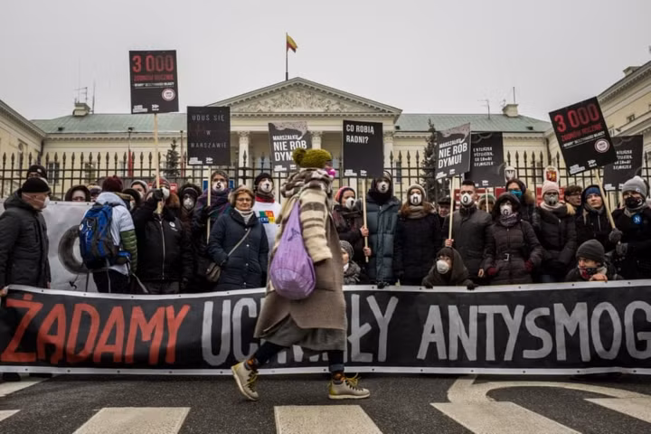 Người biểu tình ở thủ đô Warsaw cũng phải đeo khẩu trăng khi xuống đường kêu gọi chính phủ hành động trước tình trạng ô nhiễm khói mù.