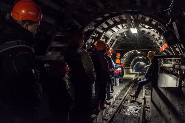 Ngành công nghiệp khai mỏ vẫn là niềm tự hào dân tộc, đặc biệt ở khu vực Silesia, Katowice. Nghề khai mỏ cũng được tôn trọng ở Ba Lan vì tính lịch sử, văn hóa và chính trị của nó. Cho tới nay, đây cũng vẫn là một trong những nghề thu nhập khá tốt.