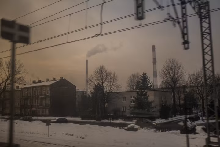 Trong làn khói mù là ống khói nhà máy ở Katowice.