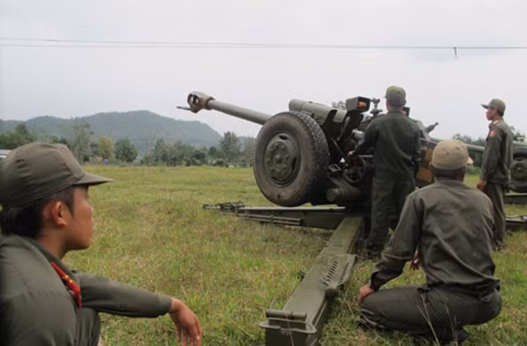 Sở hữu lực lương pháo binh có trong biên chế trên dưới 100 khẩu pháo, chiếm đa số là các loại pháo kéo và chỉ một ít trong số đó là pháo tự hành, pháo phản lực phóng loạt. Trong khi đó các loại pháo kéo của Quân đội Nhân dân Lào hầu hết đều đã lỗi thời và chỉ có duy nhất lựu pháo D30 122mm có năng lực chiến đấu mạnh nhất.