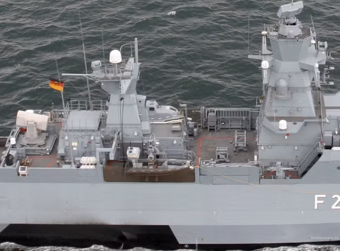 Các nhà chứa máy bay trên lớp tàu này đủ lớn cho các loại trực thăng Sea King, Lynx hay NH-90 mà Hải quân Đức đang dùng. Đồng thời, ngay từ thiết kế ban đầu, trên mỗi tàu lớp K-130 có các thiết bị hỗ trợ cho 2 trực thăng Camcopter S-100. Ảnh: seaforces.