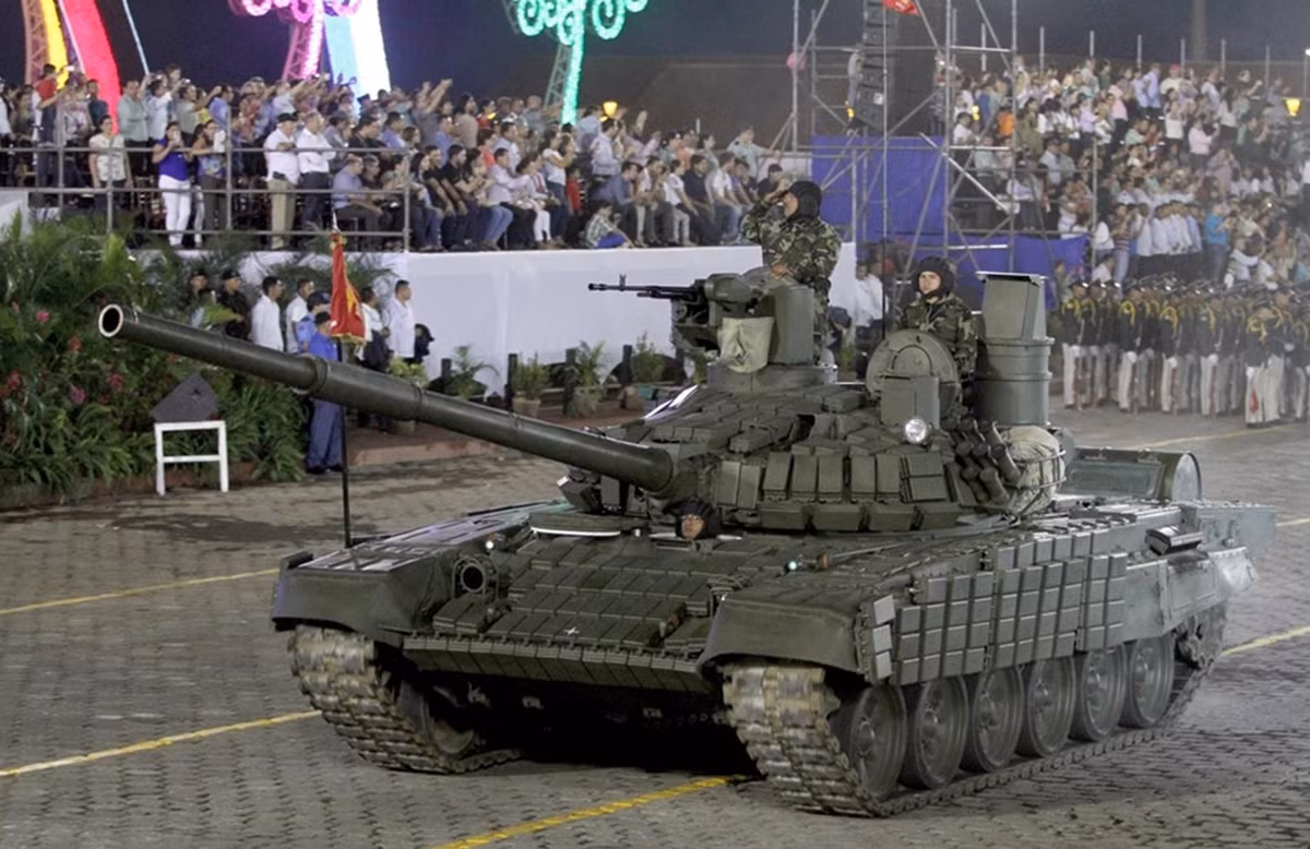 Bộ trưởng Sengnuan Xayalat cũng từng phát biểu trên kênh truyền thông Zvezda trước đây rằng, Quân đội Lào sẽ tiếp nhận các vũ khí và trang thiết bị quân sự do Nga sản xuất trong thời gian tới, gồm cả các xe tăng T-72 mới. Nguồn ảnh: EFE.