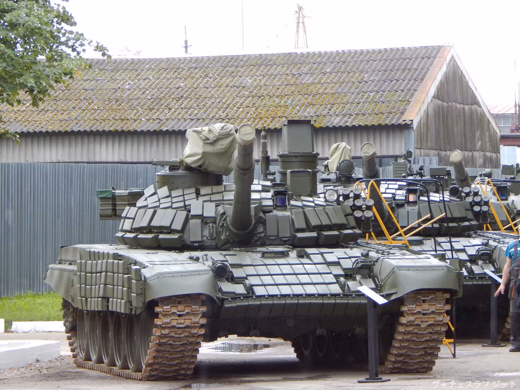 T-72B "đại bàng trắng" là phiên bản nâng cấp từ những chiếc T-72B lưu kho của Nga được sản xuất từ thời Liên Xô. Và đại bàng trắng" là gói nâng cấp hỏa lực nhanh giúp xe tăng đáp ứng tốt hơn yêu cầu của chiến tranh hiện đại đi kèm với đó mà một mức giá hợp lý cho các khách hàng có nguồn ngân sách quốc phòng eo hẹp. Nguồn ảnh: blogspot.com.