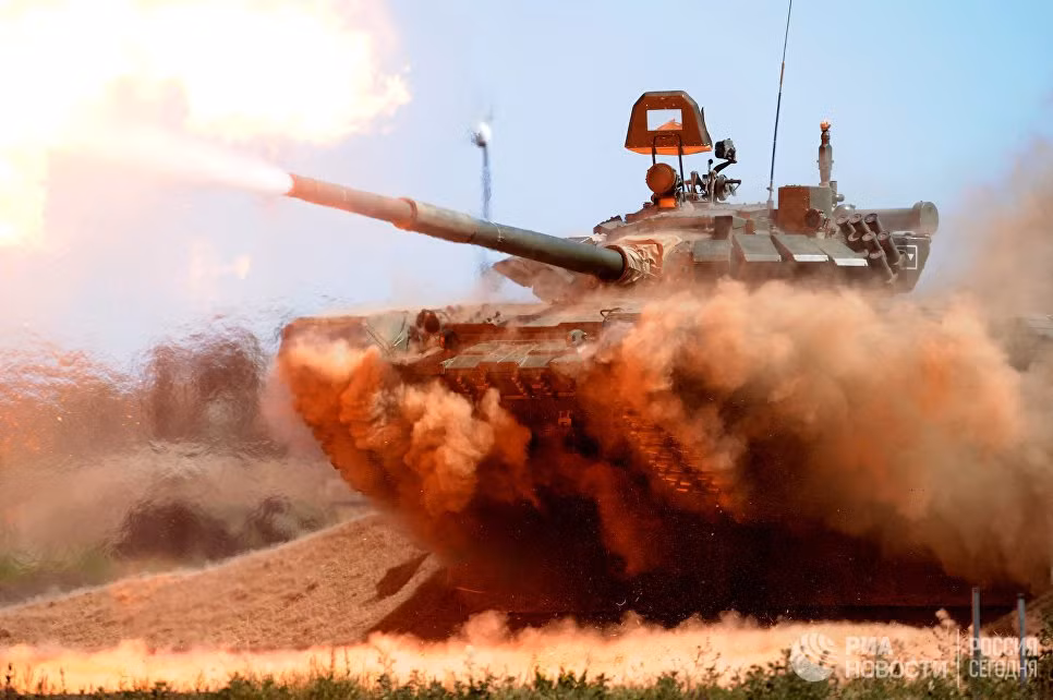 Hỏa lực của T-72B3 được nâng lên đáng kể nhờ việc trang bị pháo nòng trơn 125 mm mới với khả năng bắn các loại đạn xuyên giáp Svinets và Svinets-1. Một trong những thành phần quan trọng được trang bị cho T-72B3 nhằm nâng cao hỏa lực của xe tăng này là hệ thống điều khiển hỏa lực kỹ thuật số. Nguồn ảnh: RIA