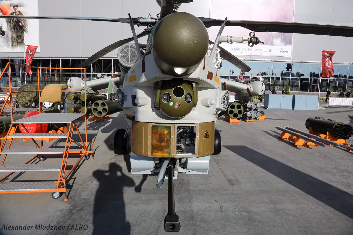 Vào theo như trong hình một chiếc trực thăng Mi-28NE có thể mang theo 4 tên lửa chống tăng 9M123 Khrizantema có tầm bắn lên đến 6.000m, 2 pod rocket 80mm, 6 tên lửa không đối không Igla-V, và một pháo tự động 30mm cùng 250 viên đạn. Nguồn ảnh: Aeropress-BG.