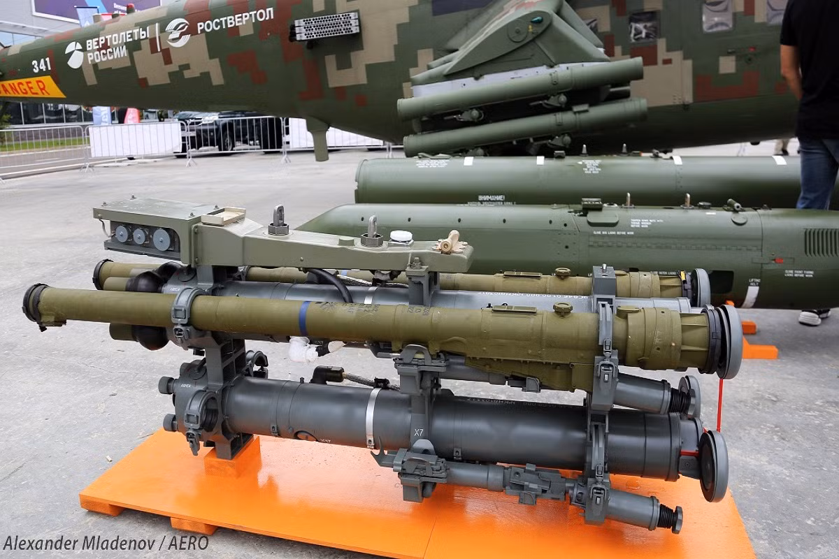 Mi-35M trang bị pháo nòng kép GSh-23V cỡ 23mm với cơ số đạn 450-470 viên, mẫu trực thăng vũ trang này có thể mang 8 tên lửa chống tăng có điều khiển Ataka-V hoặc Shturm-V. Đặc biệt, nó còn mang được tên lửa không đối không Igla-V để tự vệ trên không và các loại rocket S-8 80mm hoặc S-13 122mm và pod súng máy cỡ nòng 23mm. Nguồn ảnh: Aeropress-BG.
