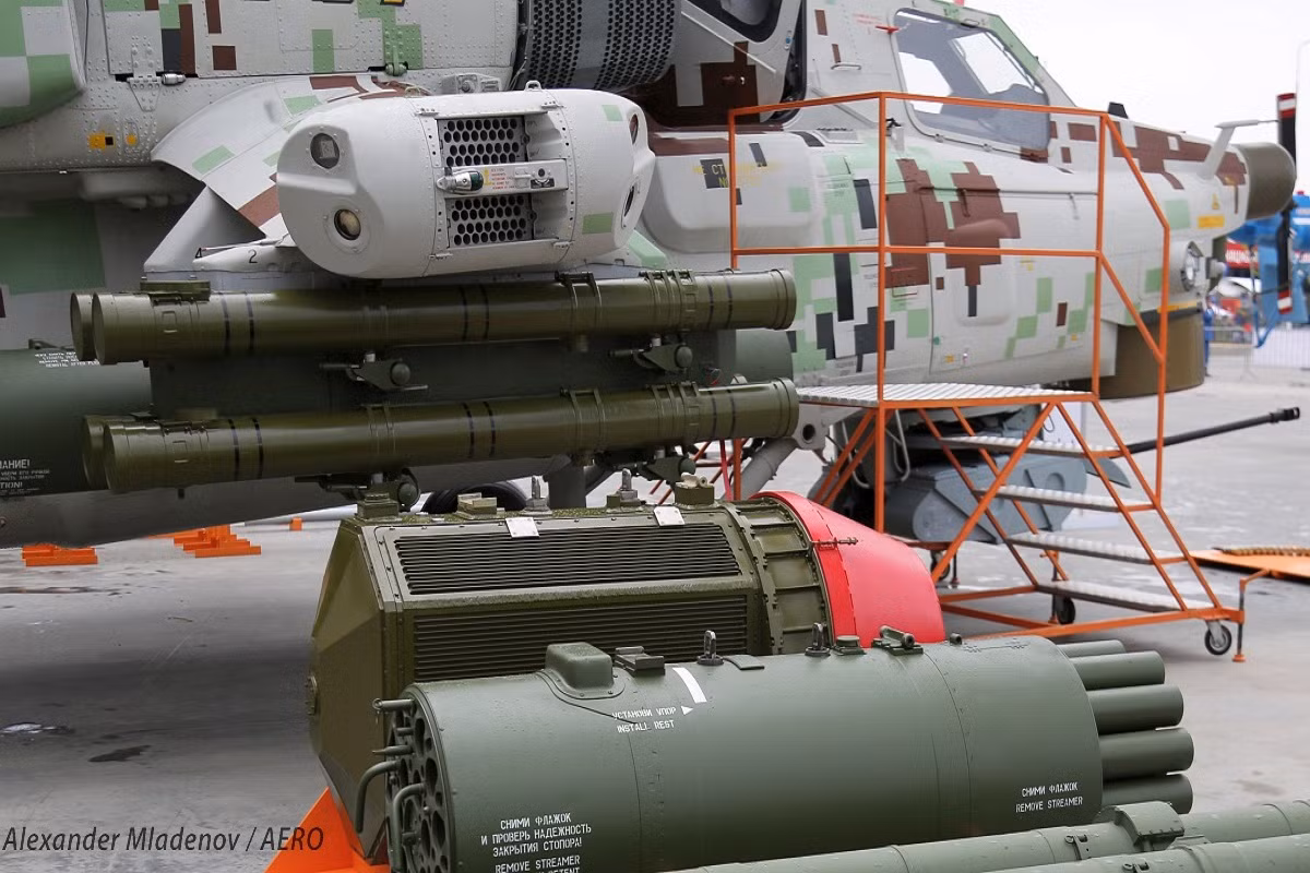 Một trong những yếu tố tạo nên sức mạnh của Mi-28NE trên chiến trường chính là khả năng mang vác vũ khí ấn tượng của dòng trực thăng này, một chiếc Mi-28 ở biến thể thông thường đã có thể “xách” theo 2.3 tấn vũ khí các loại chỉ với bốn giá treo vũ khí ở hai bên cạnh phụ của nó. Nguồn ảnh: Aeropress-BG.