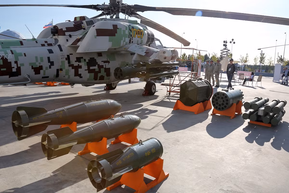 Càng đáng ngạc nhiên hơn là Mi-28NE còn có thể mang theo các loại bom thông dụng hoặc bom dẫn đường cho các nhiệm vụ không kích, trọng lượng các quả bom Mi-28NE có thể mang theo là từ 100kg, 250kg đến 500kg. Với bán kính chiến đấu 200km cùng 10 phút không chiến, chừng đó cũng đã quá đủ cho Mi-28NE dội lên đầu kẻ thù toàn bộ số vũ khí mà nó mang theo. Nguồn ảnh: Aeropress-BG.