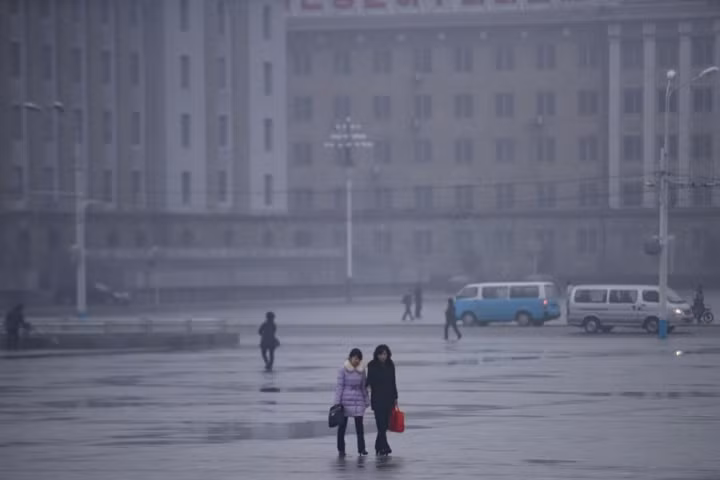 Quang cảnh quảng trường Kim Il Sung ở thủ đô Bình Nhưỡng của Triều Tiên trong một ngày mưa của mùa đông lạnh giá.