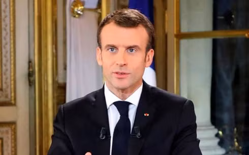 Tong thong Macron xin loi vi lam ton thuong nguoi dan Phap