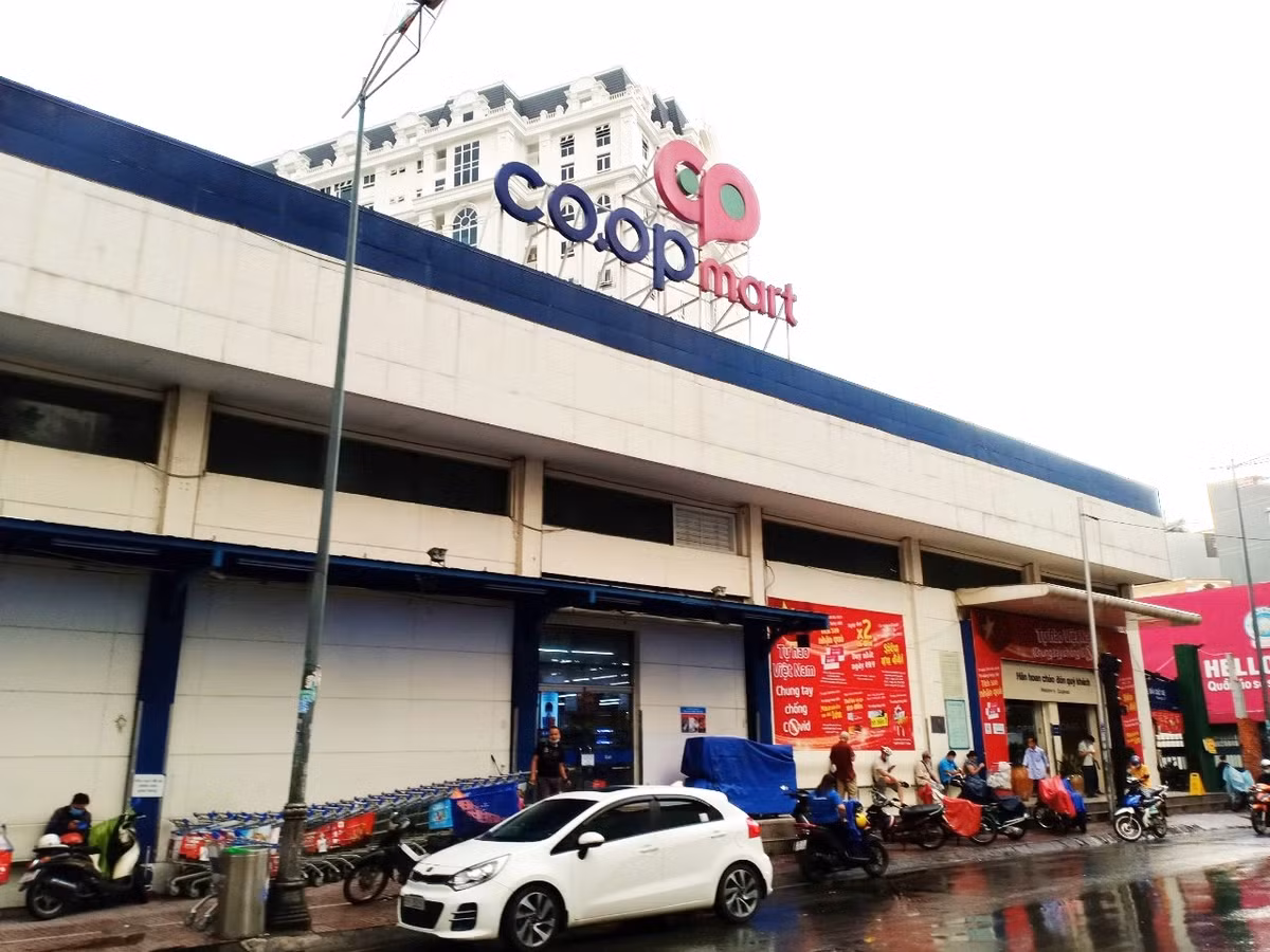 Cơ quan An ninh điều tra xác định, cuối năm 2015 đầu năm 2016, khi chuỗi siêu thị Big C tại Việt Nam công bố thông tin chuyển nhượng, Đảng ủy, HĐQT, Ban Tổng Giám đốc Saigon Co.op đã thống nhất và trình Đại hội Thành viên Saigon Co.op thông qua nghị quyết tiếp tục mở rộng và phát triển mạng lưới với phương thức “mua bán - sáp nhập” đối với các công ty, đơn vị có ý định chuyển nhượng các điểm bán lẻ tại Việt Nam.