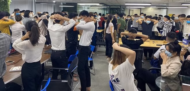 Đại tá Lê Xuân Minh còn trực tiếp chỉ đạo các cán bộ, chiến sĩ của Cục C50 khám phá hàng loạt vụ án lừa đảo đầu tư bán hàng đa cấp với hàng nghìn bị hại, chiếm hưởng trái phép hơn 700 tỷ đồng. Trước thực trạng xuất hiện hàng loạt chiêu trò lừa đảo qua mạng của những kẻ lừa đảo trong nước và xuyên quốc gia, cũng như thông tin xấu, độc trên mạng xã hội, đại tá Lê Xuân Minh từng có nhiều chia sẻ thiết thực qua tọa đàm, truyền hình, để giúp người dân nhận diện rõ hơn, tránh rơi vào bẫy của kẻ xấu. (Ảnh minh họa) 