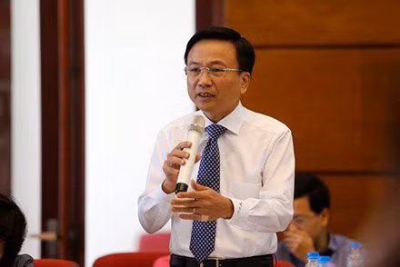Trước khi được bổ nhiệm làm Thứ trưởng Bộ GTVT, ông Nguyễn Danh Huy có gần 10 năm công tác tại Công ty Tư vấn xây dựng giao thông 8 - Cienco8 (7/1995 - 1/2005). 