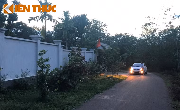 Phía ngoài khu đất xây dựng trái phép trên đất nông nghiệp ở xã Xuân Thạnh, huyện Thống Nhất, tỉnh Đồng Nai của gia đình phó ban Tổ chức tỉnh uỷ Đồng Nai.