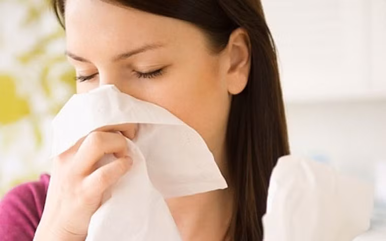  Một trong những triệu chứng phổ biến của bệnh này là tình trạng chảy máu mũi. Máu có thể chảy từ một, hai bên; xuất hiện máu trong nước mũi song dễ bị nhầm lẫn với chảy máu cam thông thường. Dần dần, tình trạng này ngày càng diễn ra thường xuyên hơn. 