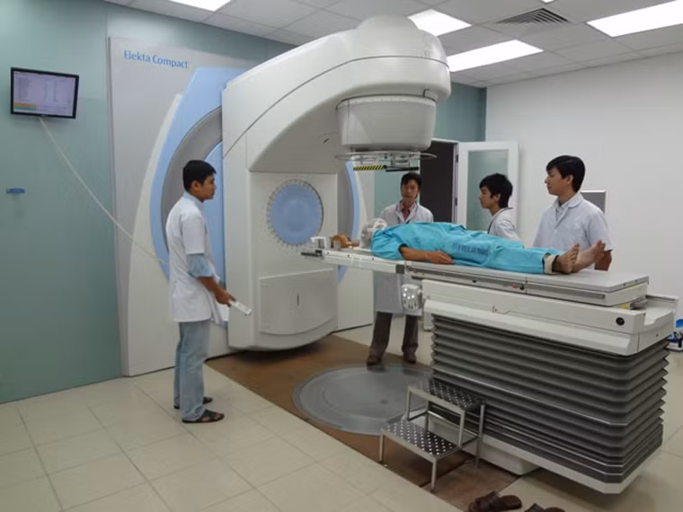  Được biết, Khoa Ung bướu, Bệnh viện Đà Nẵng là một trong những địa chỉ hàng đầu trong điều trị ung thư. Khoa chuyên thực hiện phẫu thuật thuật ung thư và u lành tính theo quy trình kỹ thuật; điều trị ung thư bằng máy xạ trị gia tốc tuyến tính; điều trị hóa chất theo phác đồ chuẩn; điều trị chăm sóc giảm nhẹ bệnh nhân ung thư giai đoạn cuối. Theo Vnexpress, ông Nguyễn Bá Thanh sang Mỹ điều trị bệnh từ ngày 16/8/2014. Ông Thanh bị bệnh suy tủy. Sau lần điều trị thuốc đợt 3, thông tin từ gia đình, ngày mai (6/1), ông Thanh sẽ về nước điều trị tiếp tại bệnh viện Đà Nẵng. 
