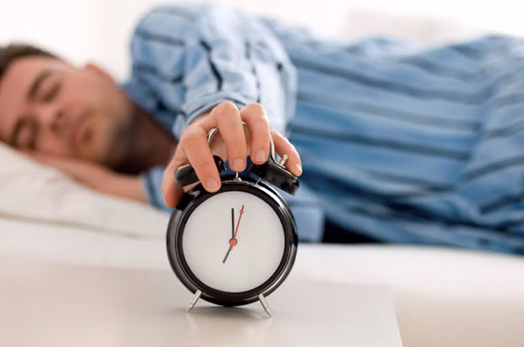  Thực tế, luyện tập phù hợp, theo chỉ dẫn của bác sĩ không khiến bạn cảm thấy mệt mỏi mà còn giúp tăng cường thể chất. Bên cạnh đó, thể dục còn giúp giải phóng endorphin, cải thiện tâm trạng tới 40 - 50%, khiến bệnh nhân ngủ sâu hơn. 