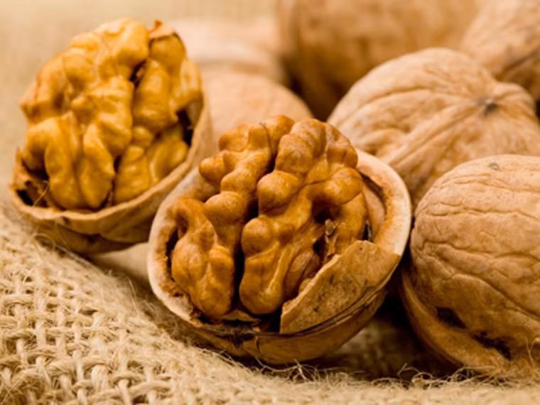  Thực phẩm giàu omega 3. Cá hồi, hạt lanh, quả óc chó… chứa nhiều omega 3 – loại axit có khả năng ức chế chất gây ung thư cực nhạy. 