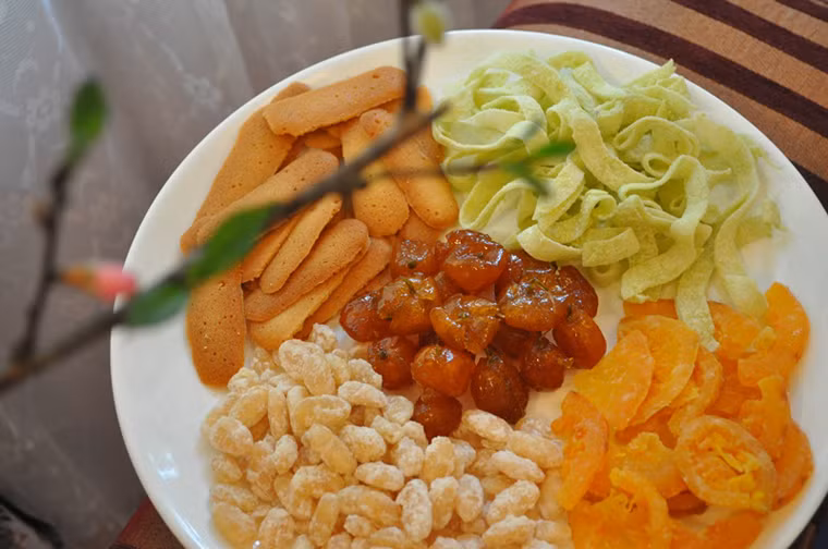  Hạn chế bánh kẹo. Đừng tự cho phép mình thưởng thức bánh kẹo một cách thoải mái trong những ngày đầu năm. Việc tiêu thụ quá nhiều đường không chỉ ảnh hưởng trực tiếp đến sức khỏe thời gian này mà còn để lại nhiều hệ lụy về sau. Tuy nhiên, cũng không nhất thiết phải tẩy chay chúng hoàn toàn. Bạn có thể nhấm nháp chút bánh quy, hoa quả sấy khô hoặc kẹo bạc hà không đường… 