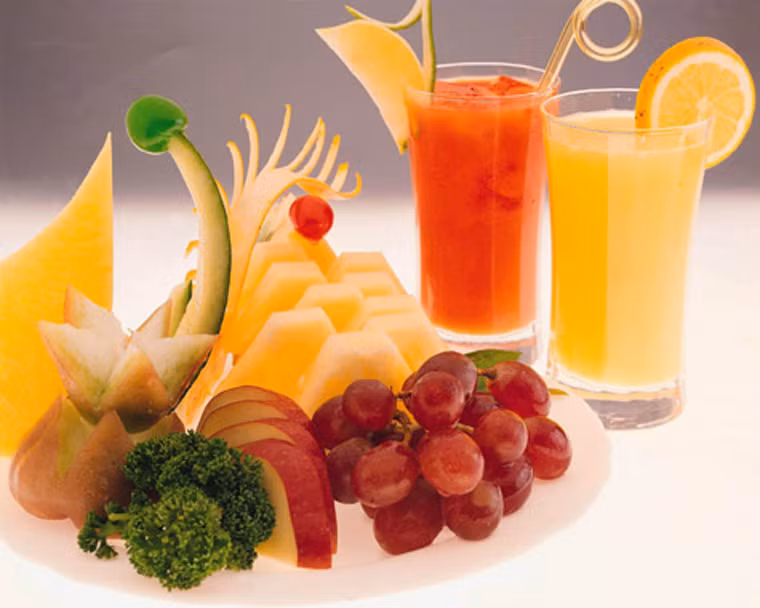  Chị em cũng cần “cảnh giác” với nước ép trái cây. Dù chứa nhiều vitamin và chất chống oxy hóa song chúng cũng là nguồn cung cấp đường fructose khá dồi dào. Đặc biệt, các loại nước ép đóng chai nói chung chỉ chứa khoảng 10% nước trái cây nguyên chất, còn lại là lượng lớn fructose hoặc chất ngọt nhân tạo khác.