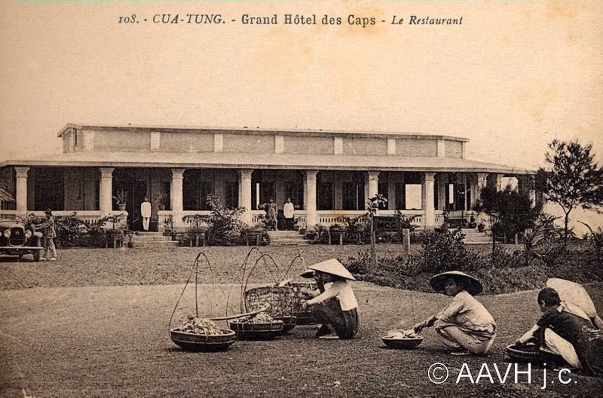 Những người bán hàng rong tụ tập bên ngoài nhà hàng, 1930. Ảnh: Aavh.org.