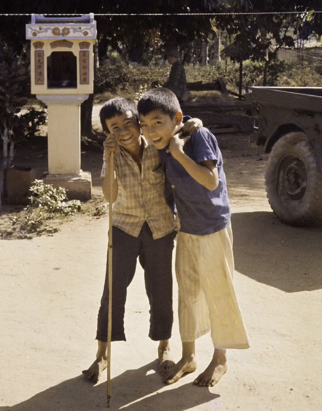 Cậu bé tạo dáng như ông cụ trước ống kính máy ảnh. Ảnh: Culturalspot.org.