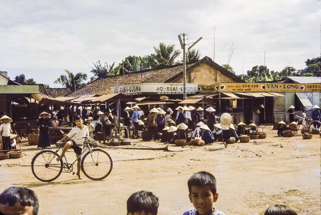 Khung cảnh bên ngoài chợ Đất Đỏ. Ảnh: Culturalspot.org.