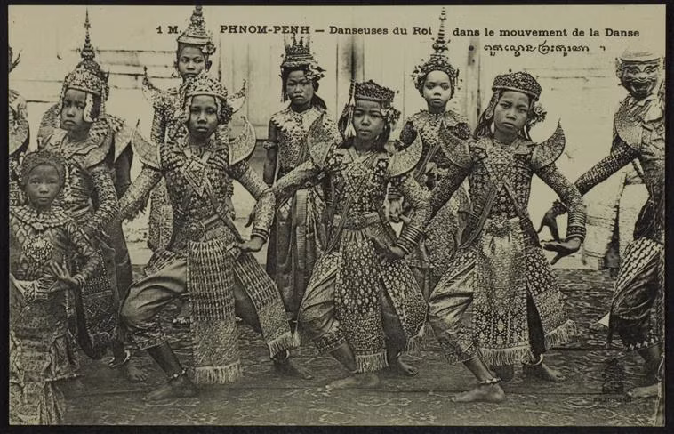 Đội vũ công Hoàng gia thực hiện một điệu múa truyền thống. Ảnh: Photo.rmn.fr.