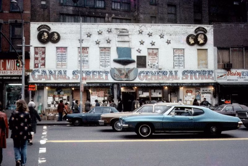 Cửa hàng bách hóa tổng hợp trên phố Canal, New York thập niên 1970. Ảnh: Vintag.