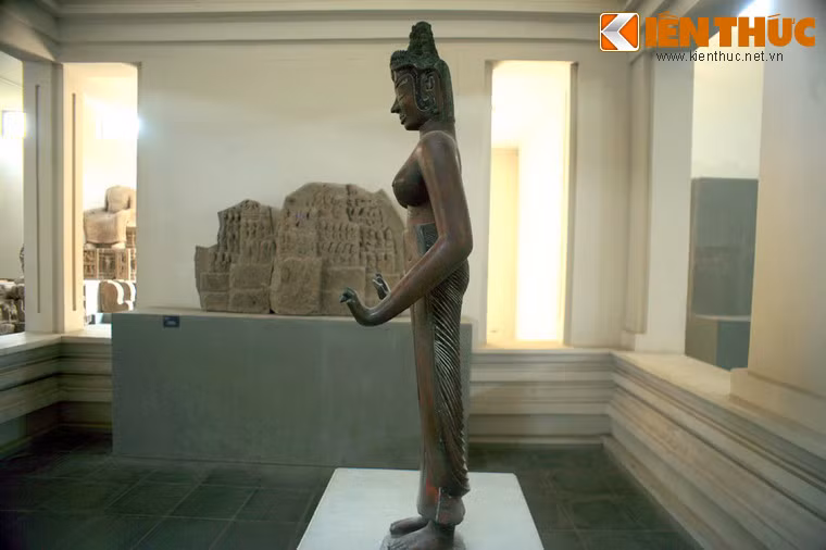 Trong quan niệm Phật giáo của người Chăm xưa, Tara là một vị Bồ tát. Tượng vị nữ thần này được đúc bằng đồng, cao 129,3cm.