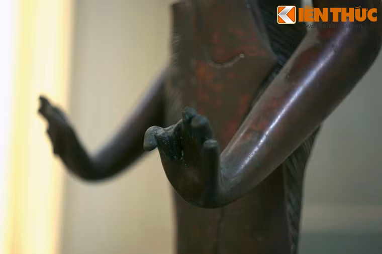 Hai cánh tay của bức tượng được tạo dáng đang đưa về phía trước như nâng đỡ hai vật thể nào đó. Vật thể trên tay tượng là câu hỏi đã khiến nhiều nhà nghiên cứu bỏ công sức để đi tìm được lời giải.