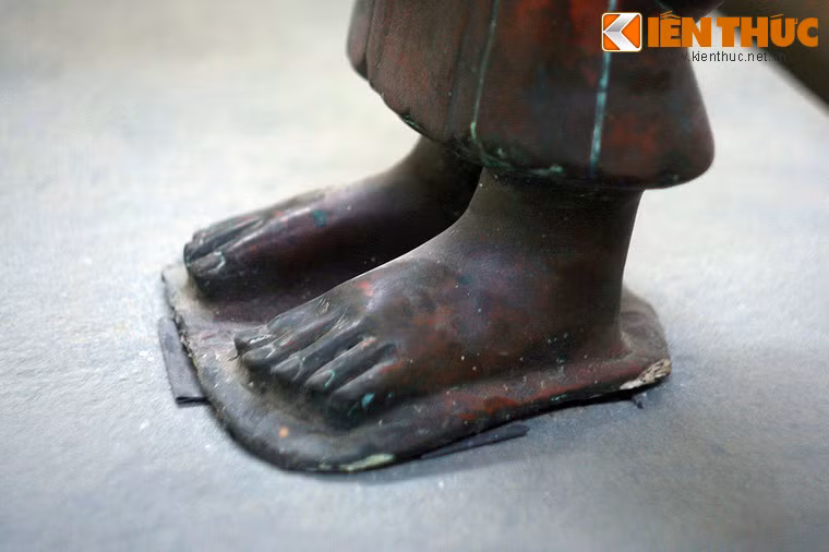 Phần dưới bức tượng được che vấn rất kín đáo bằng hai lớp váy bằng đồng quấn kiểu sa rông ôm sát hông đùi đến tận mắt cá. Đôi bàn chân của bức tượng được thể hiện khá chân thực với các ngón chân thon dài và phần móng được cắt gọt gọn gàng...
