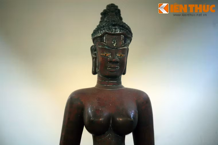 Bức tượng toát lên một phong cách mỹ thuật rất phóng khoáng. Khuôn mặt tượng toát ra sự nghiêm trang, quyền uy với chiếc mũi nở to nhô cao cân đối, cặp mắt được chạm cẩn đá quý rất sống động và cặp môi dày khép lại một cách nghiêm nghị.