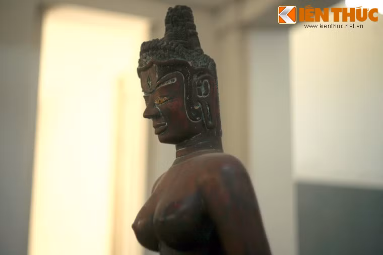 Đôi tai tượng có phần dái tai kéo dài, chi tiết thường gặp ở tượng thờ Phật giáo. Vầng trán tượng vuông vức có con mắt thứ ba ở chính giữa, cặp lông mày khá dày.