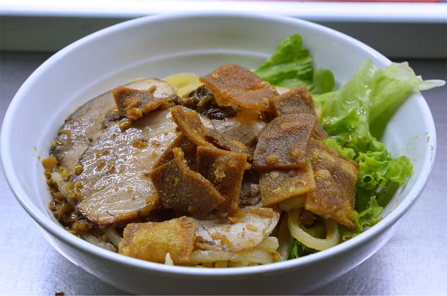 Cao lầu là món ăn hàng đầu ở Hội An, James nhận xét. "Món mì sợi dày này không giống bất cứ thứ gì tôi từng ăn ở Việt Nam hay các nhà hàng Việt Nam ở các nước khác: Sở hữu một kết cấu xốp khiến chúng dai và chắc hơn mì ống nấu chín", anh viết trên blog của mình. Ảnh: Plus Ultra.