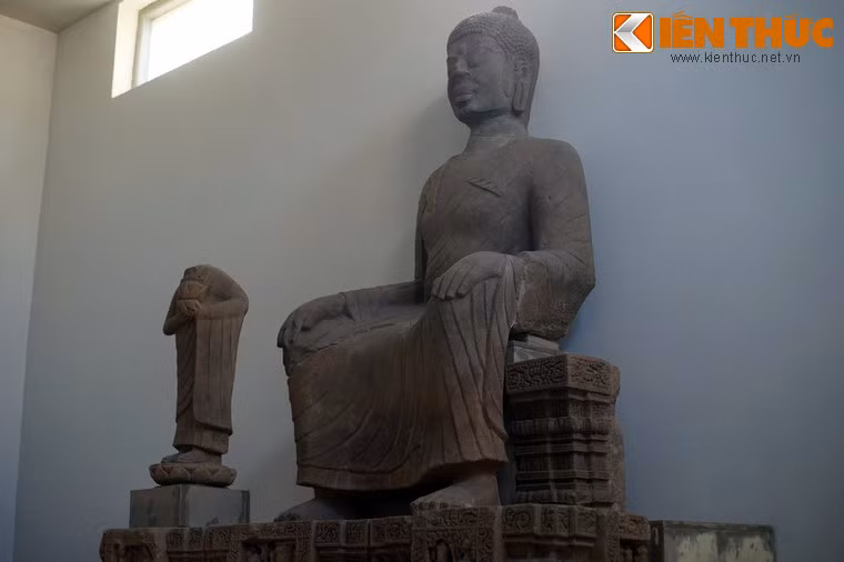 Tượng được thể hiện trong tư thế ngồi trên ghế, hai tay để trên đầu gối, chân buông thẳng xuống nền, được gọi là "kiểu ngồi châu Âu", để phân biệt với kiểu ngồi xếp bàn hai chân hoặc một chân.