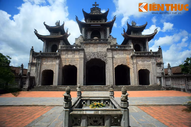 Các công trình ở khu vực trung tâm mang phong cách kiến trúc Gothic kết hợp những đường nét mô phỏng đình chùa Việt với các gác mái có đầu đao cong.