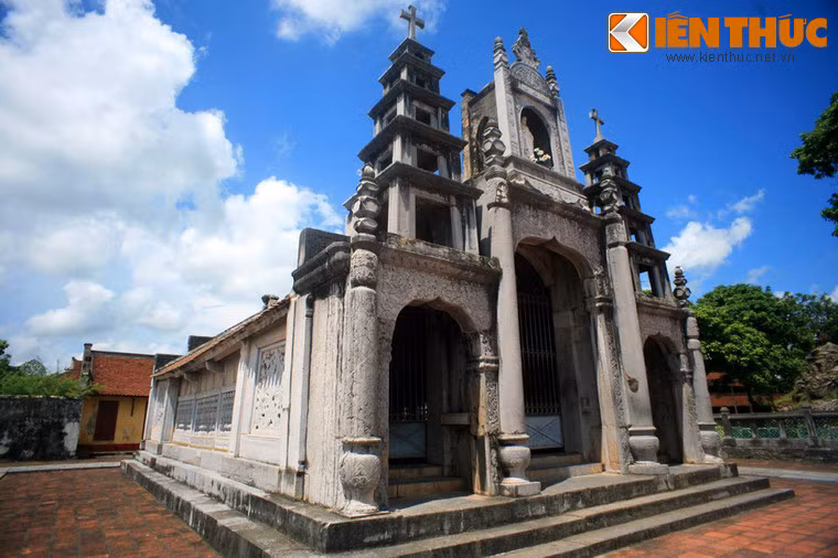 Với những giá trị đặc biệt về văn hóa và kiến trúc, tỉnh Ninh Bình và các nhà nghiên cứu Nhật Bản đã tiến hành xây dựng hồ sơ để đề nghị UNESCO công nhận nhà thờ đá Phát Diệm là Di sản văn hóa thế giới.