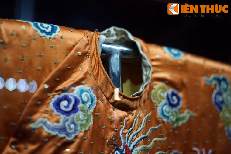 Nét khác biệt dễ nhận ra so với hoàng bào của vua trước hết là màu sắc: Hoàng bào của hoàng hậu có màu đỏ cam, sẫm hơn so với màu vàng của vua.