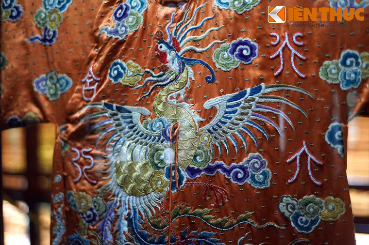 Hoa văn trang trí trung tâm trên áo hoàng hậu là chim phượng - loài chim thần thoại được coi là biểu tượng cho phụ nữ hoàng tộc.