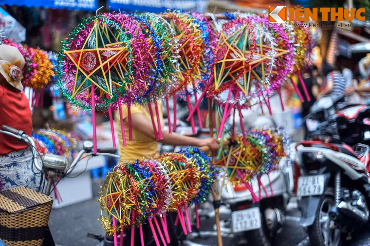 Theo đó, chiếc đèn ông sao đêm Trung thu có liên quan đến chuyện tình của một đôi trai gái. Ngày xưa, họ quen nhau và yêu nhau qua những bức thư do chú hạc trắng chuyển tới. Họ chưa một lần gặp nhau.
