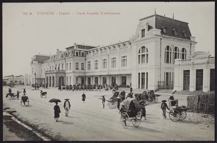 Nhà ga Hà Nội những năm đầu thế kỳ 20. Khánh thành vào năm 1902, đây từng là một công trình quan trọng, tạo điểm nhấn cho quy hoạch Hà Nội xưa. Ngày 22/12/1972, ga bị phá hủy nặng nề trong cuộc không kích của Mỹ và được tái thiết trong những năm sau đó. Ảnh: Rmn.fr.
