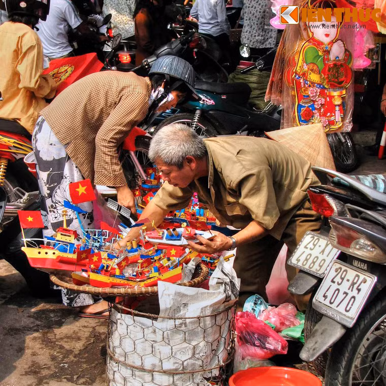 Những hình ảnh trong bài này được chụp ở phố Hàng Mã vào năm 2008, cách đây tròn 10 năm. Khi đó làng Khương Hạ chỉ còn một gia đình làm tàu thủy sắt. Đây cũng là sản phẩm duy nhất của làng Khương Hạ còn có mặt trên thị trường thời điểm đó.