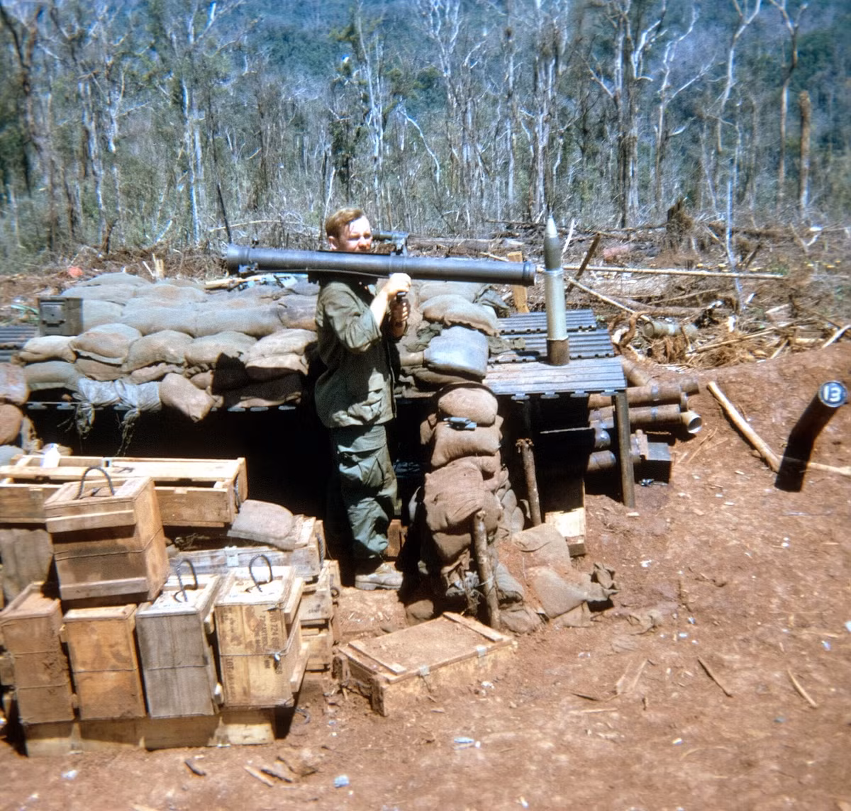 Một người lính Mỹ vác súng chống tăng M67 cỡ nòng 90mm, tháng 7/1970. Ảnh: Richard Udden.